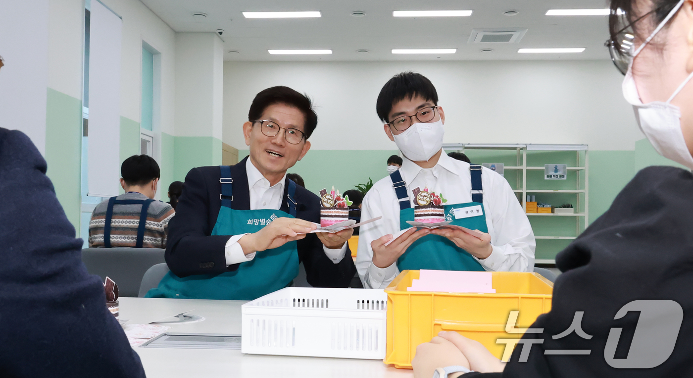 (서울=뉴스1) = 김문수 고용노동부 장관이 11일 오후 경기 용인시에 위치한  삼성전자 자회사형 장애인 표준사업장 '희망별숲'을 방문, 사업장 근무환경을 둘러보고 있다. (고용노 …