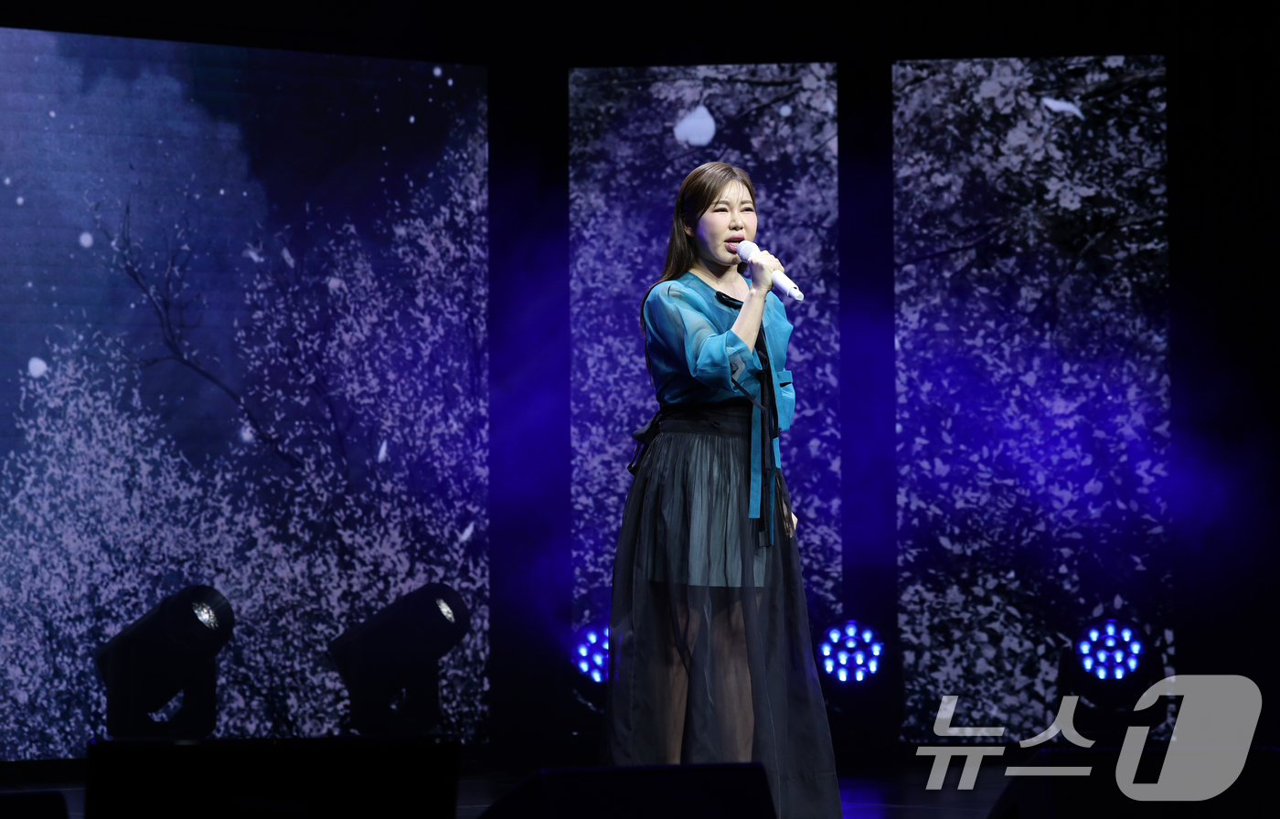 (서울=뉴스1) 권현진 기자 = 가수 송가인이 11일 서울 강서구 스카이아트홀에서 가진 정규 4집 '가인;달' 발매 쇼케이스에서 타이틀 곡 '아사달'을 선보이고 있다. 2025.2 …