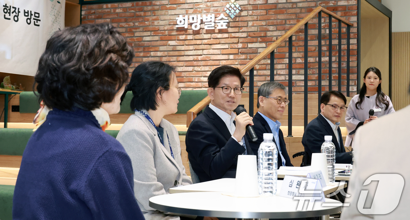 (서울=뉴스1) = 김문수 고용노동부 장관이 11일 오후 경기 용인시에 위치한 삼성전자 자회사형 장애인 표준사업장 '희망별숲'을 방문, 간담회를 하고 있다. (고용노동부 제공) 2 …