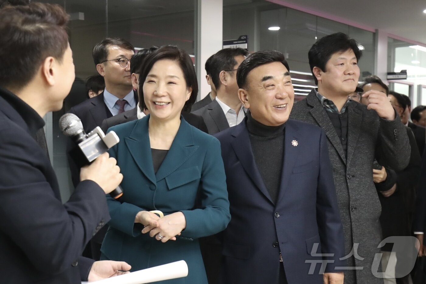 본문 이미지 - 김두겸 울산시장(가운데), 오영주 중기부장관(왼쪽)이 11일 오후 울산시 종하이노베이션센터 마련된 ‘울산 스타트업 허브’시설을 살펴보고 있다.2025.2.11/뉴스1 ⓒ News1 김세은 기자