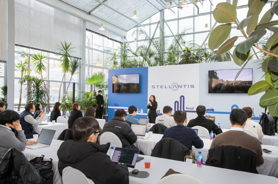 본문 이미지 - 11일 서울 강남구 수서동에서 열린 스텔란티스코리아 신년 기자간담회에서 취재진이 방실 스텔란티스코리아 대표의 발언을 듣고 있다(스텔란티스코리아 제공). 2025.02.11.