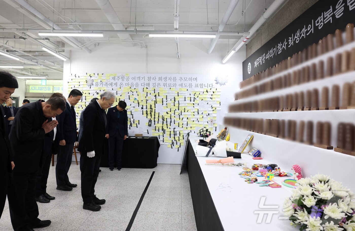본문 이미지 - 유인촌 문화체육관광부 장관이 11일 광주 지역을 방문해 전일빌딩245 1층에 마련된 제주항공여객기 사고 희생자 합동분향소에서 희생자를 추모하며 묵념하고 있다. &#40;문화체육관광부 제공&#41;