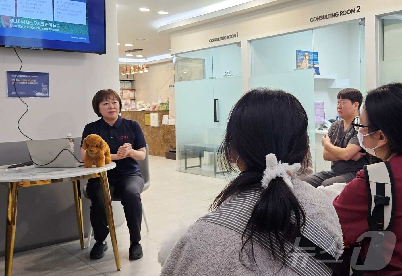 본문 이미지 - 신사경 수의사가 10일 광명24아이디동물의료센터에서 반려동물 추나 마사지 방법을 교육하고 있다. ⓒ 뉴스1