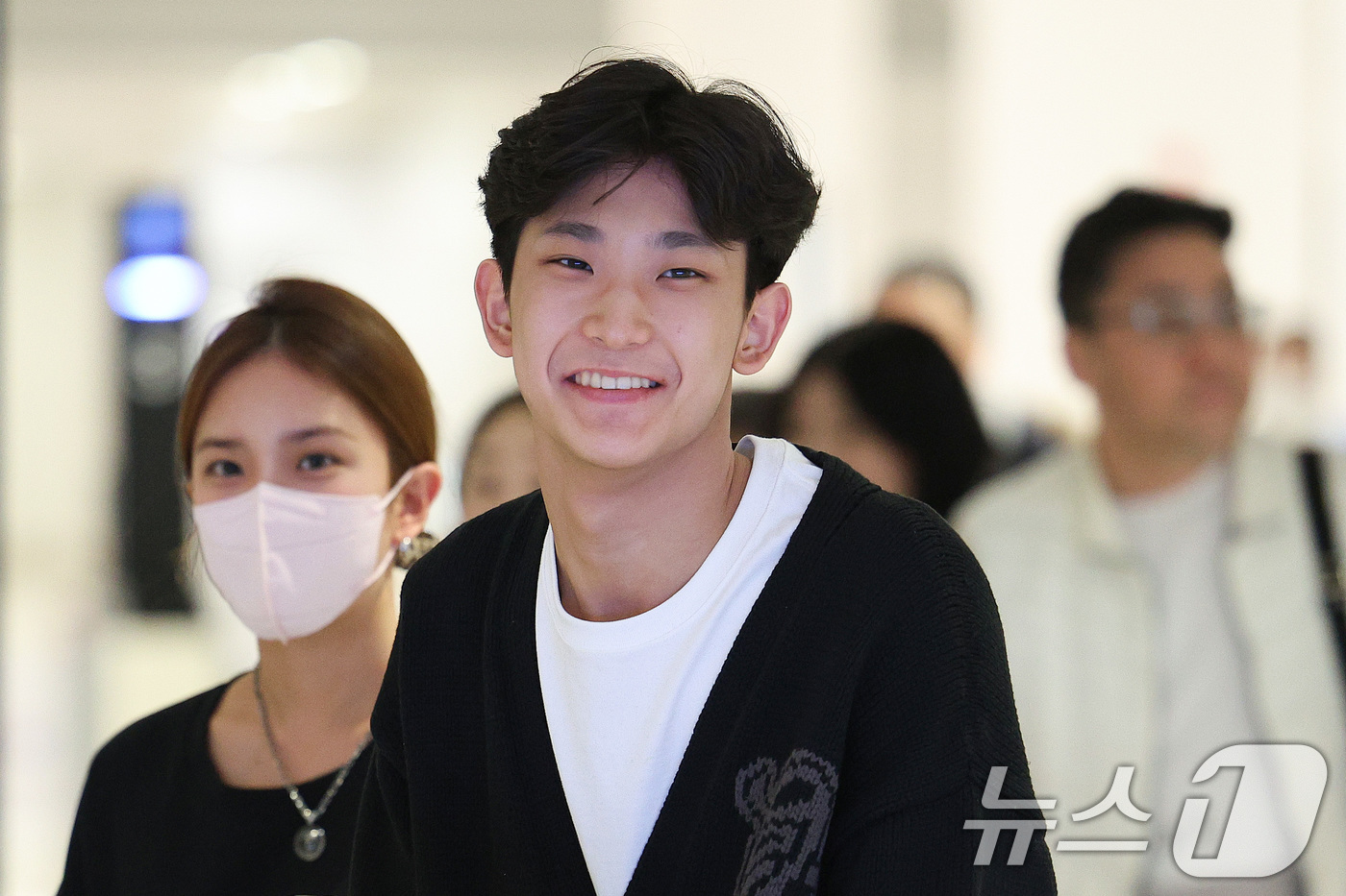 (인천공항=뉴스1) 신웅수 기자 = 한국 발레리노 최초로 로잔 콩쿠르에서 우승한 16세 발레리노 박윤재가 11일 오후 인천국제공항 2터미널을 통해 귀국하고 있다.박윤재는 지난 8일 …