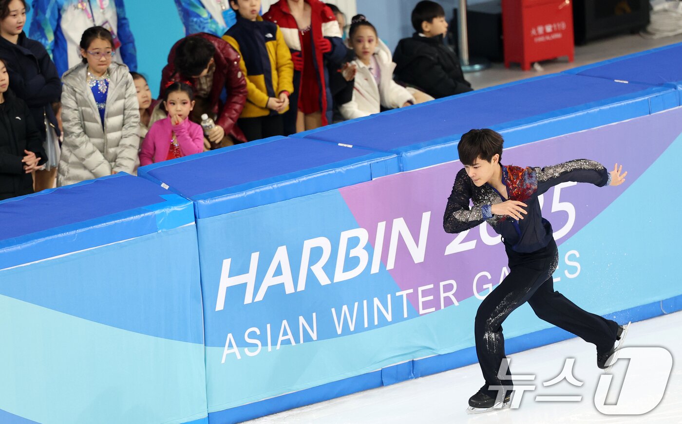 본문 이미지 - 피겨 김현겸이 11일&#40;현지시간&#41; 중국 헤이룽장성 하얼빈 빙상훈련센터 다목적홀에서 열린 하얼빈 동계아시안게임 피겨 남자 싱글 쇼트에서 연기를 펼치고 있다. 2025.2.11/뉴스1 ⓒ News1 이승배 기자