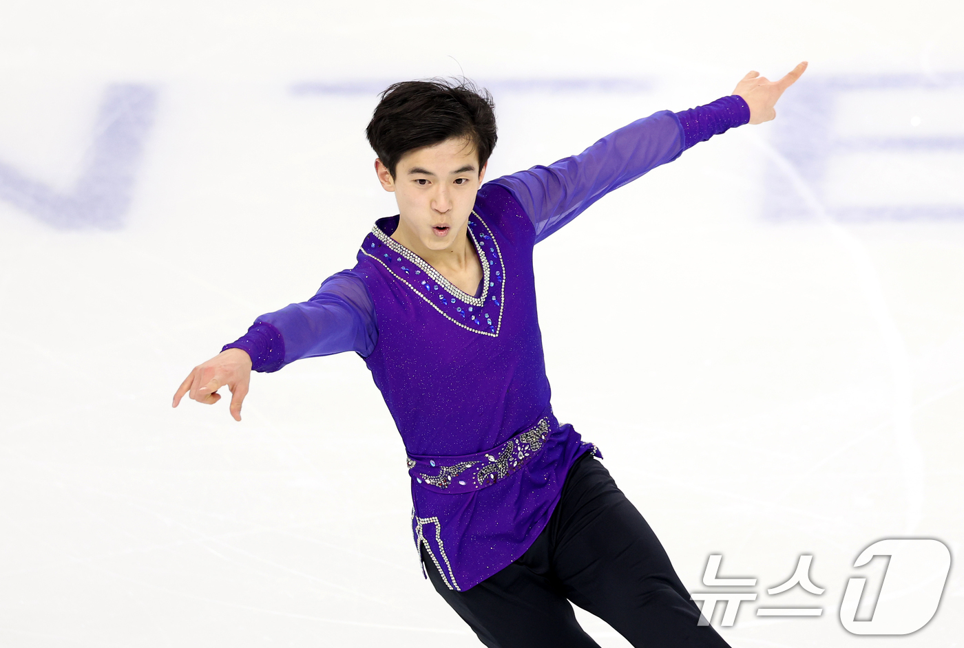 (하얼빈(중국)=뉴스1) 이승배 기자 = 북한 피겨 로영명이 11일(현지시간)  중국 헤이룽장성 하얼빈 빙상훈련센터 다목적홀에서 열린 하얼빈 동계아시안게임 피겨 남자 싱글 쇼트에서 …