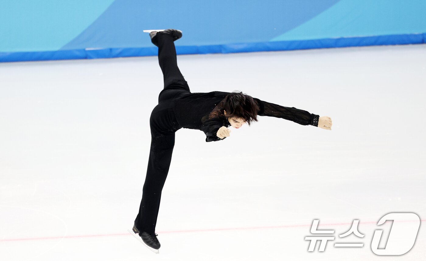 본문 이미지 - 피겨 차준환이 11일&#40;현지시간&#41; 중국 헤이룽장성 하얼빈 빙상훈련센터 다목적홀에서 열린 하얼빈 동계아시안게임 피겨 남자 싱글 쇼트에서 연기를 펼치고 있다. 2025.2.11/뉴스1 ⓒ News1 이승배 기자