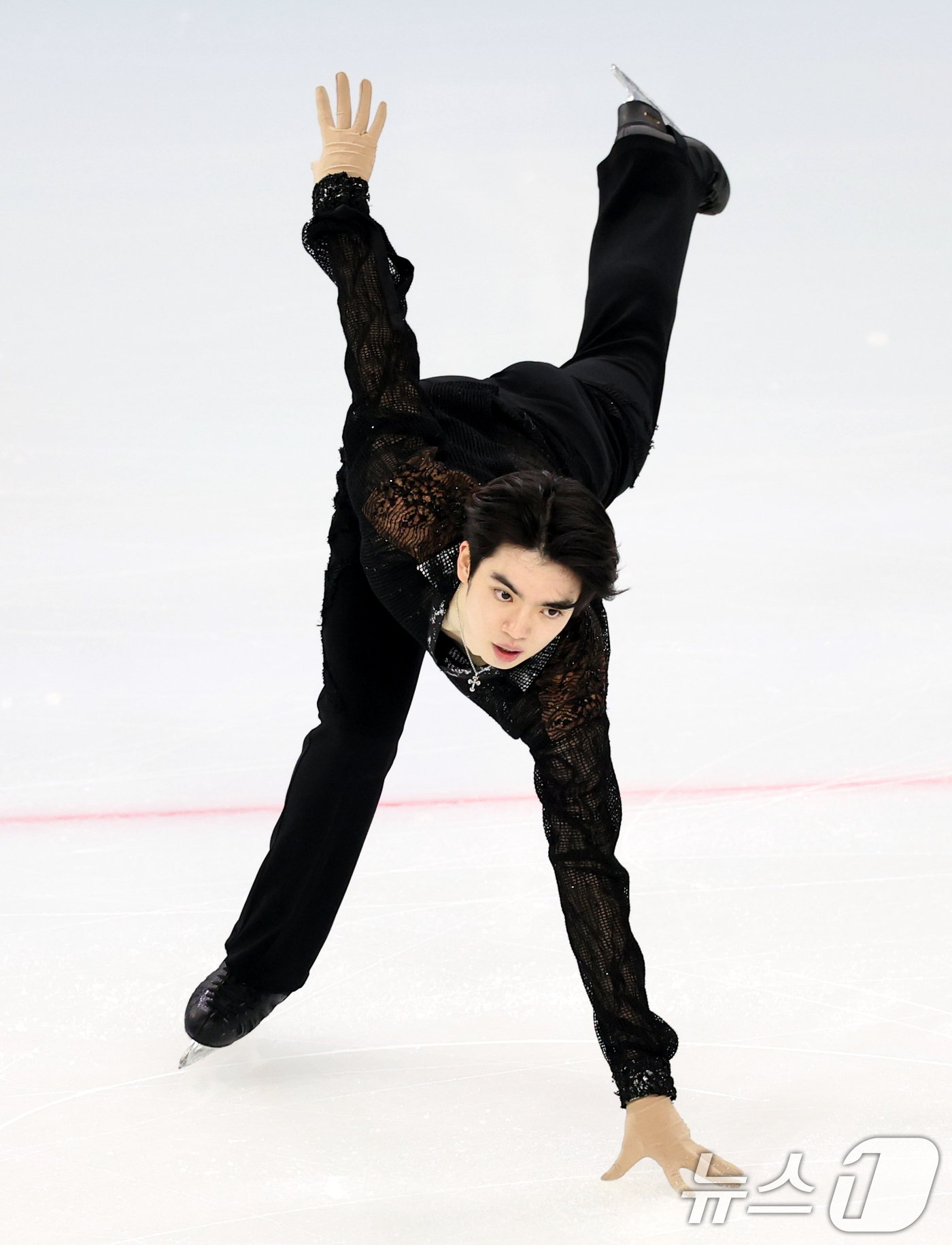 (하얼빈(중국)=뉴스1) 이승배 기자 = 피겨 차준환이 11일(현지시간)  중국 헤이룽장성 하얼빈 빙상훈련센터 다목적홀에서 열린 하얼빈 동계아시안게임 피겨 남자 싱글 쇼트에서 연기 …