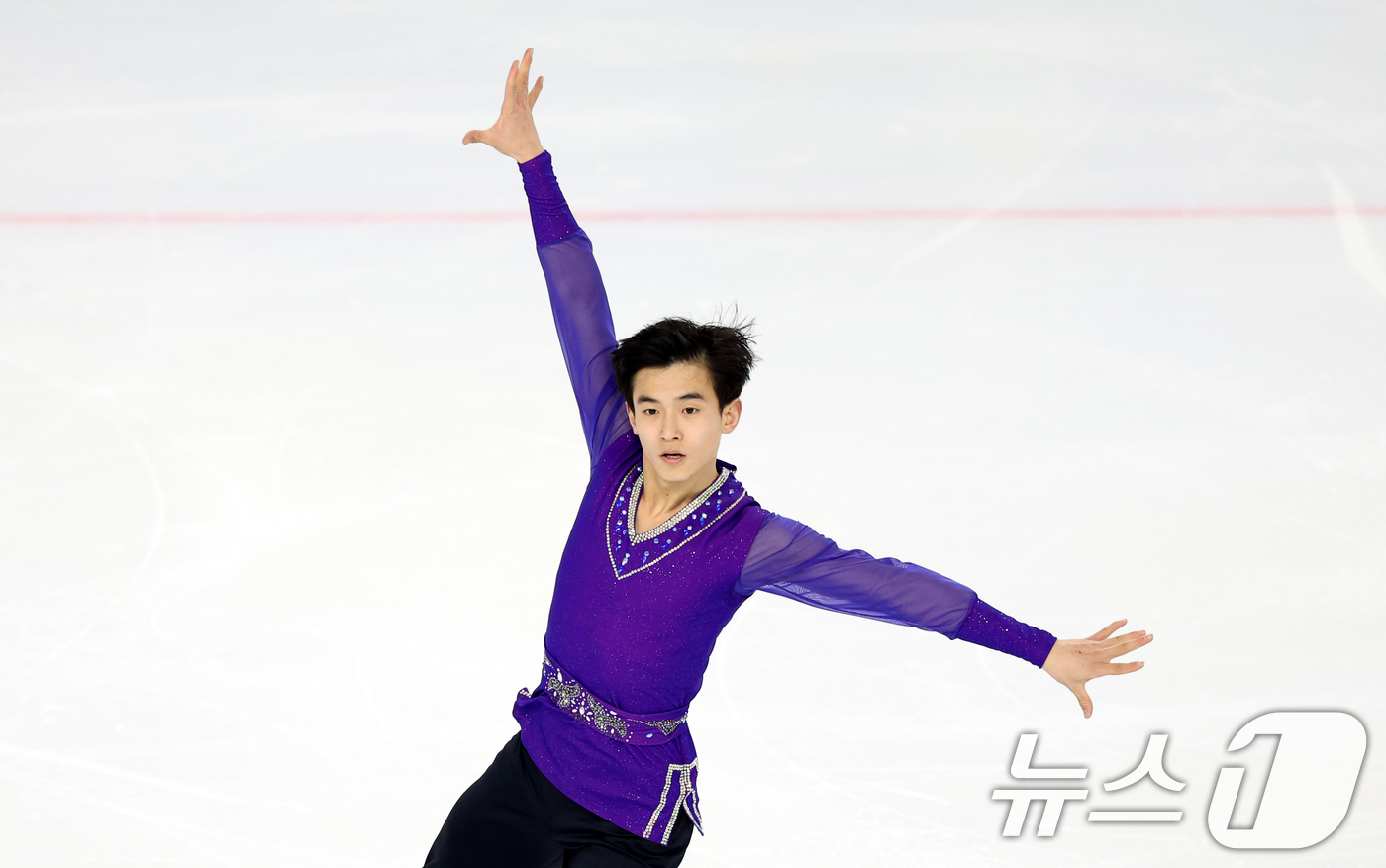 (하얼빈(중국)=뉴스1) 이승배 기자 = 북한 피겨 로영명이 11일(현지시간)  중국 헤이룽장성 하얼빈 빙상훈련센터 다목적홀에서 열린 하얼빈 동계아시안게임 피겨 남자 싱글 쇼트에서 …