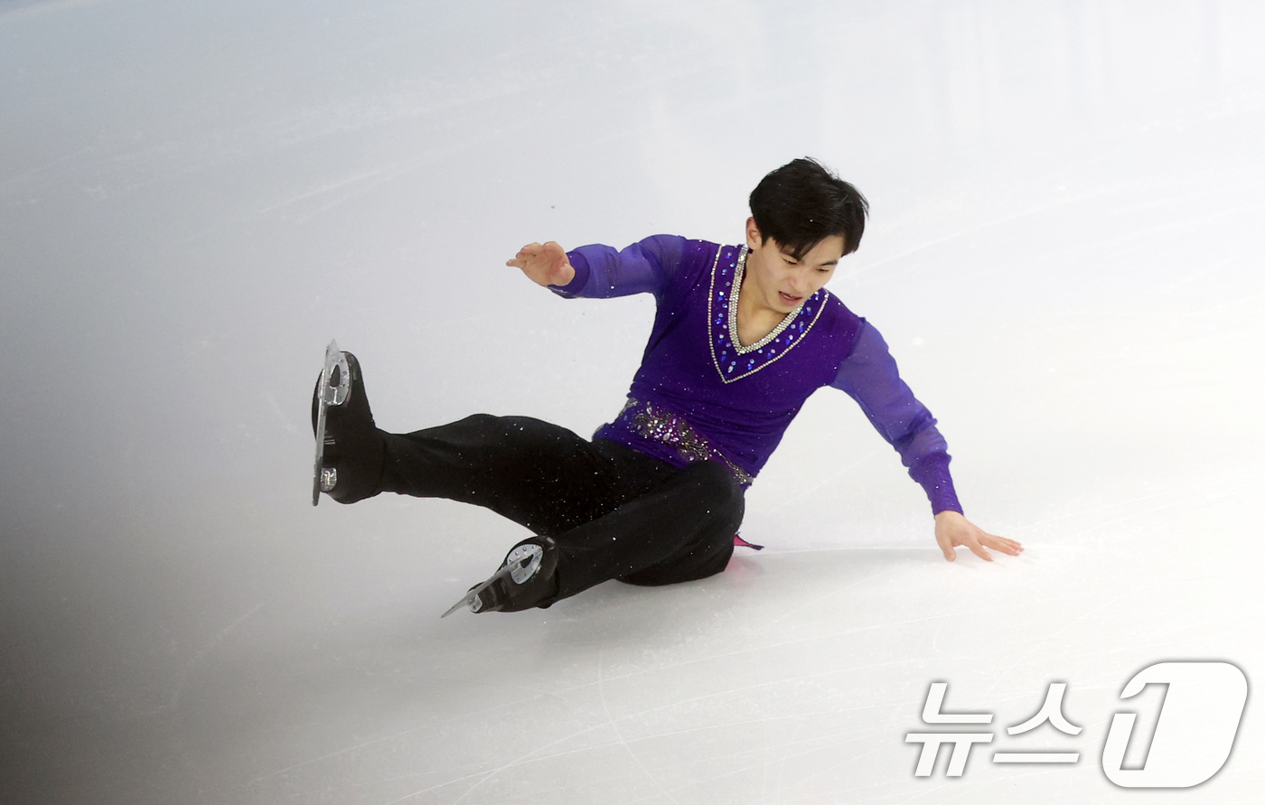 (하얼빈(중국)=뉴스1) 이승배 기자 = 북한 피겨 로영명이 11일(현지시간)  중국 헤이룽장성 하얼빈 빙상훈련센터 다목적홀에서 열린 하얼빈 동계아시안게임 피겨 남자 싱글 쇼트에서 …