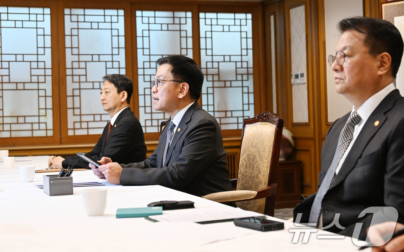 (서울=뉴스1) 김명섭 기자 = 최상목 대통령 권한대행 부총리 겸 기획재정부 장관이 11일 서울 종로구 정부서울청사에서 열린 대외경제현안간담회에서 모두발언을 하고 있다. (기획재정 …