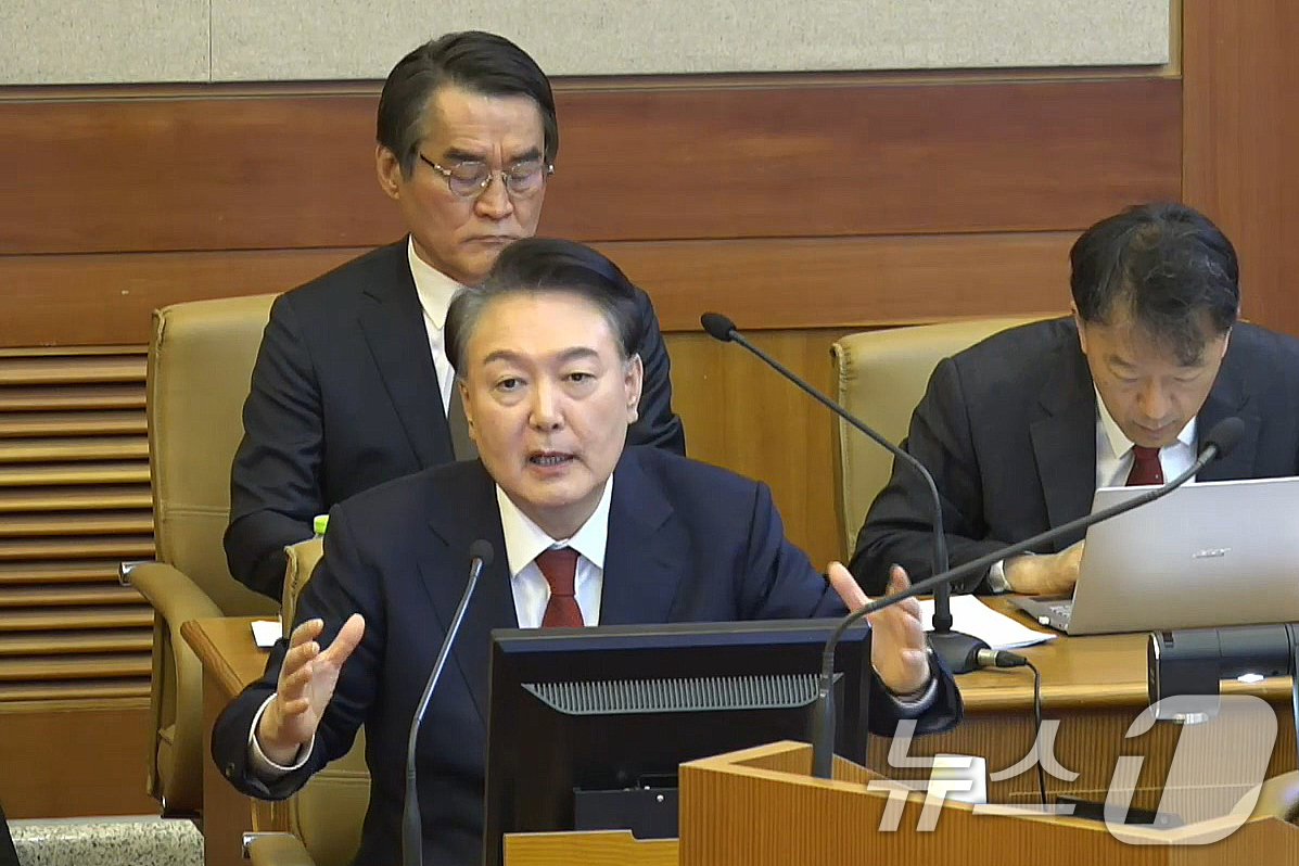 (서울=뉴스1) = 윤석열 대통령이 11일 서울 종로구 헌법재판소에서 열린 윤석열 대통령이 11일 서울 종로구 헌법재판소에서 열린 자신의 탄핵심판 7차 변론에 출석해 발언하고 있다 …