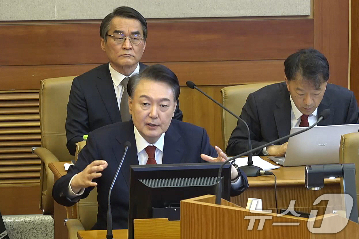 (서울=뉴스1) = 윤석열 대통령이 11일 서울 종로구 헌법재판소에서 열린 윤석열 대통령이 11일 서울 종로구 헌법재판소에서 열린 자신의 탄핵심판 7차 변론에 출석해 발언하고 있다 …