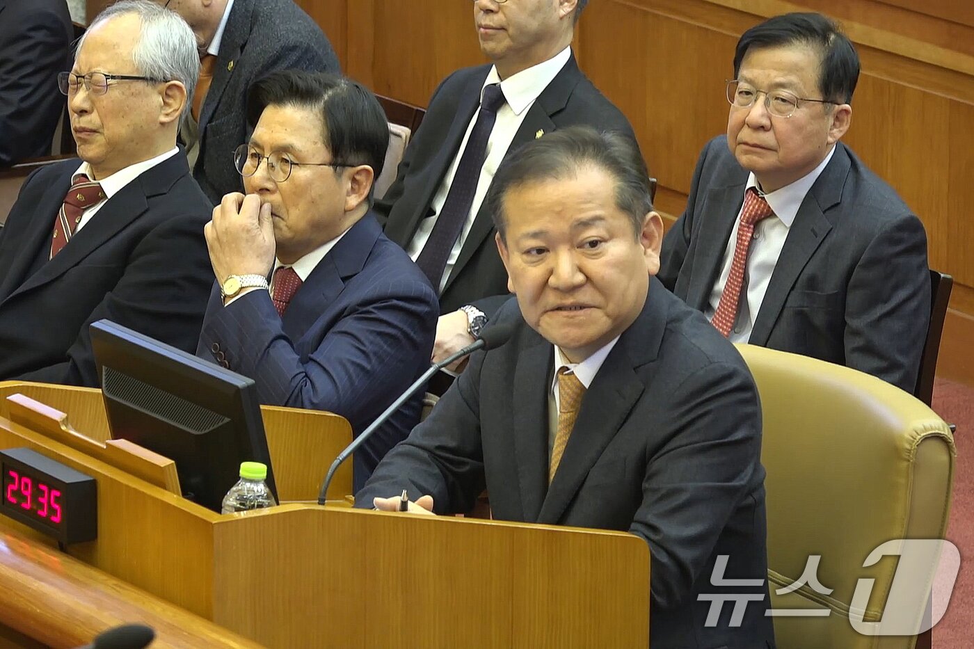 본문 이미지 - 이상민 전 행정안전부 장관이 11일 오전 서울 종로구 헌법재판소에서 열린 윤석열 대통령 탄핵 심판 7차 변론기일에 증인으로 출석해 질문에 답변하고 있다. 오른쪽은 윤 대통령 변호인단에 합류한 황교안 전 국무총리. &#40;헌법재판소 제공&#41; 2025.2.11/뉴스1