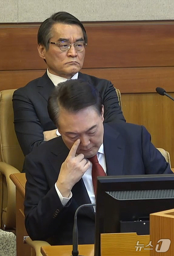 (서울=뉴스1) = 윤석열 대통령이 11일 서울 종로구 헌법재판소에서 열린 윤석열 대통령이 11일 서울 종로구 헌법재판소에서 열린 자신의 탄핵심판 7차 변론에 출석해 생각에 잠겨 …