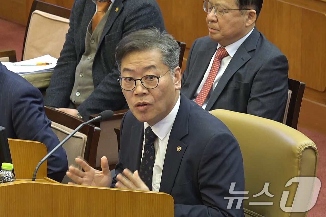 (서울=뉴스1) = 김용빈 중앙선거관리위원회 사무총장이 11일 오후 서울 종로구 헌법재판소에서 열린 윤석열 대통령 탄핵 심판 7차 변론기일에 증인으로 출석해 질문에 답변하고 있다. …