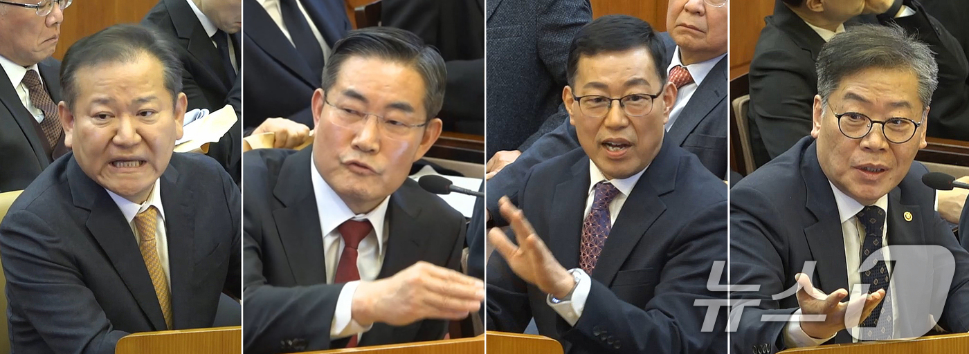 (서울=뉴스1) = 11일 서울 종로구 헌법재판소에서 윤석열 대통령 탄핵 심판 7차 변론기일이 열렸다.왼쪽부터 이상민 전 행정안전부 장관, 신원식 국가안보실장, 백종욱 전 국정원 …