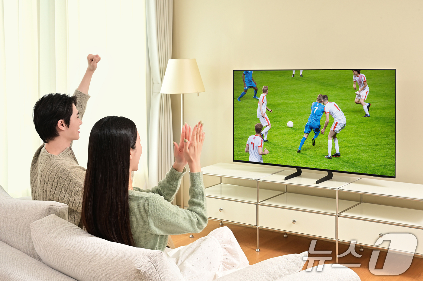 (서울=뉴스1) = 삼성전자는 인공지능(AI) 기능을 강화한 55형 OLED(유기발광다이오드) TV 신제품(55SF85)을 국내 출시했다고 12일 밝혔다.신제품에는 AI 신기능이 …