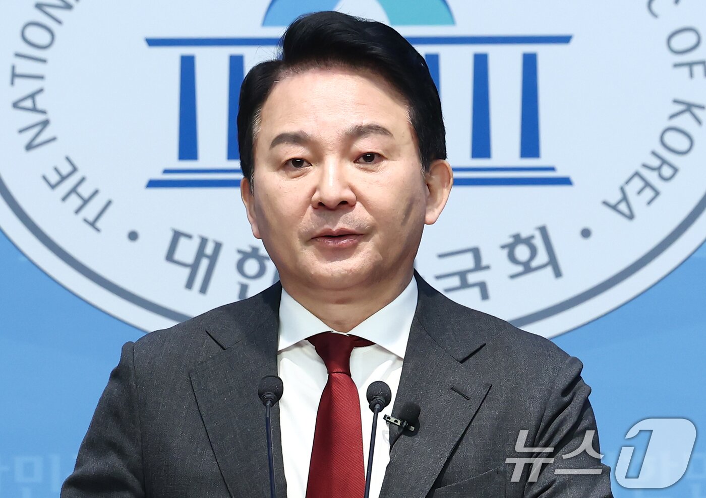 본문 이미지 - 원희룡 전 국토교통부 장관이 12일 오전 서울 여의도 국회 소통관에서 헌법재판소의 윤석열 대통령 탄핵심판 불공정성 및 편향성 문제 관련 기자회견을 하고 있다. 2025.2.12/뉴스1 ⓒ News1 김민지 기자