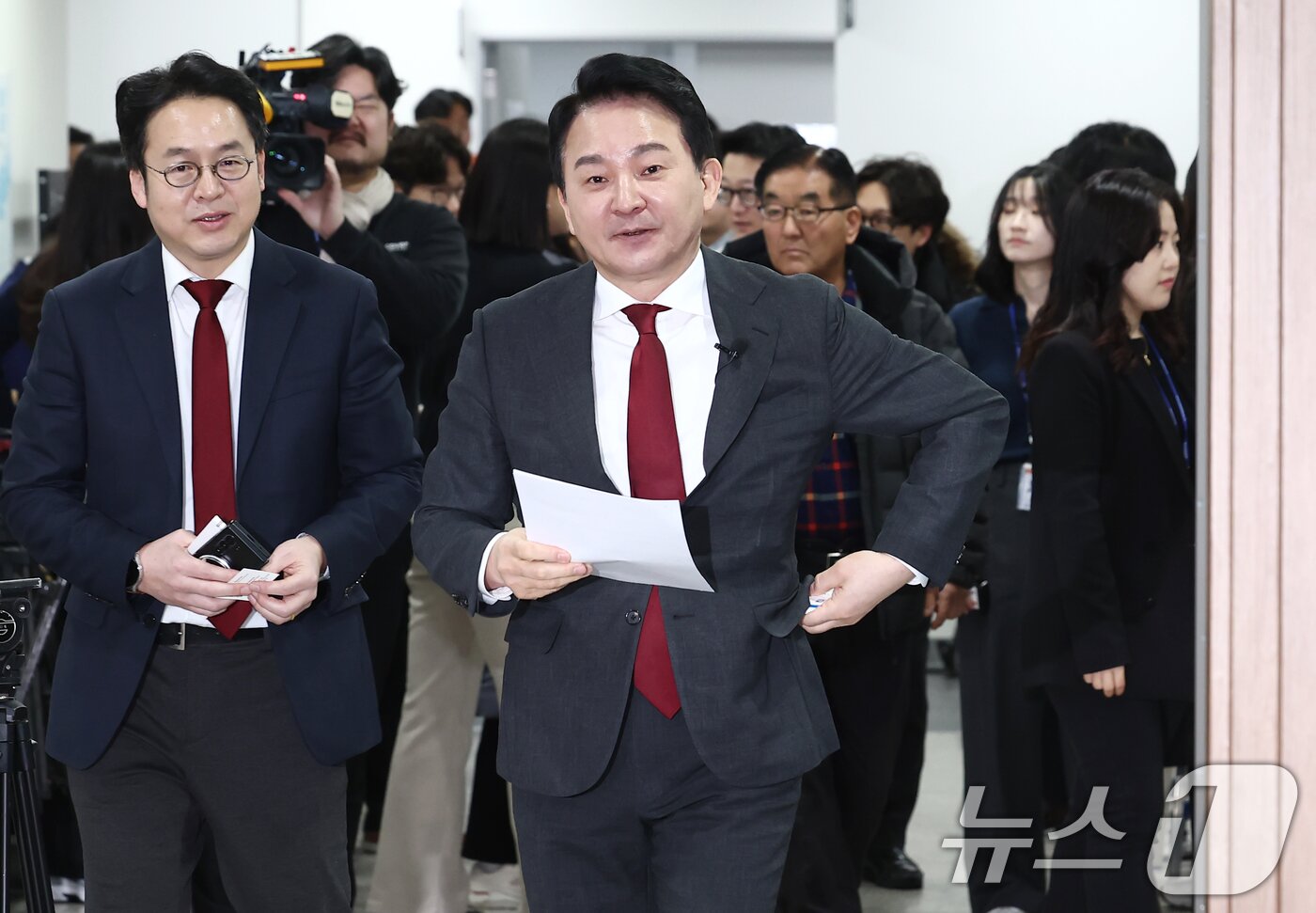 본문 이미지 - 원희룡 전 국토교통부 장관이 12일 오전 서울 여의도 국회 소통관에서 헌법재판소의 윤석열 대통령 탄핵심판 불공정성 및 편향성 문제 관련 기자회견을 하기 위해 입장하고 있다. 2025.2.12/뉴스1 ⓒ News1 김민지 기자