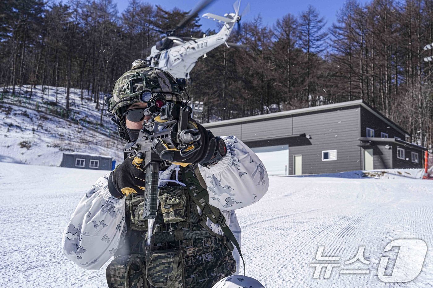 본문 이미지 - 해병대사령부는 해병대 특수수색대대와 1·2사단 수색대대가 지난 4일부터 오는 28일까지 평창 산악종합훈련장과 황병산 일대에서 순차적으로 동계 작전수행능력을 향상시키기 위해 '2025년 동계 설한지 훈련'을 진행하고 있다. (해병대사령부 제공. 재판매 및 DB 금지) 2025.2.12/뉴스1