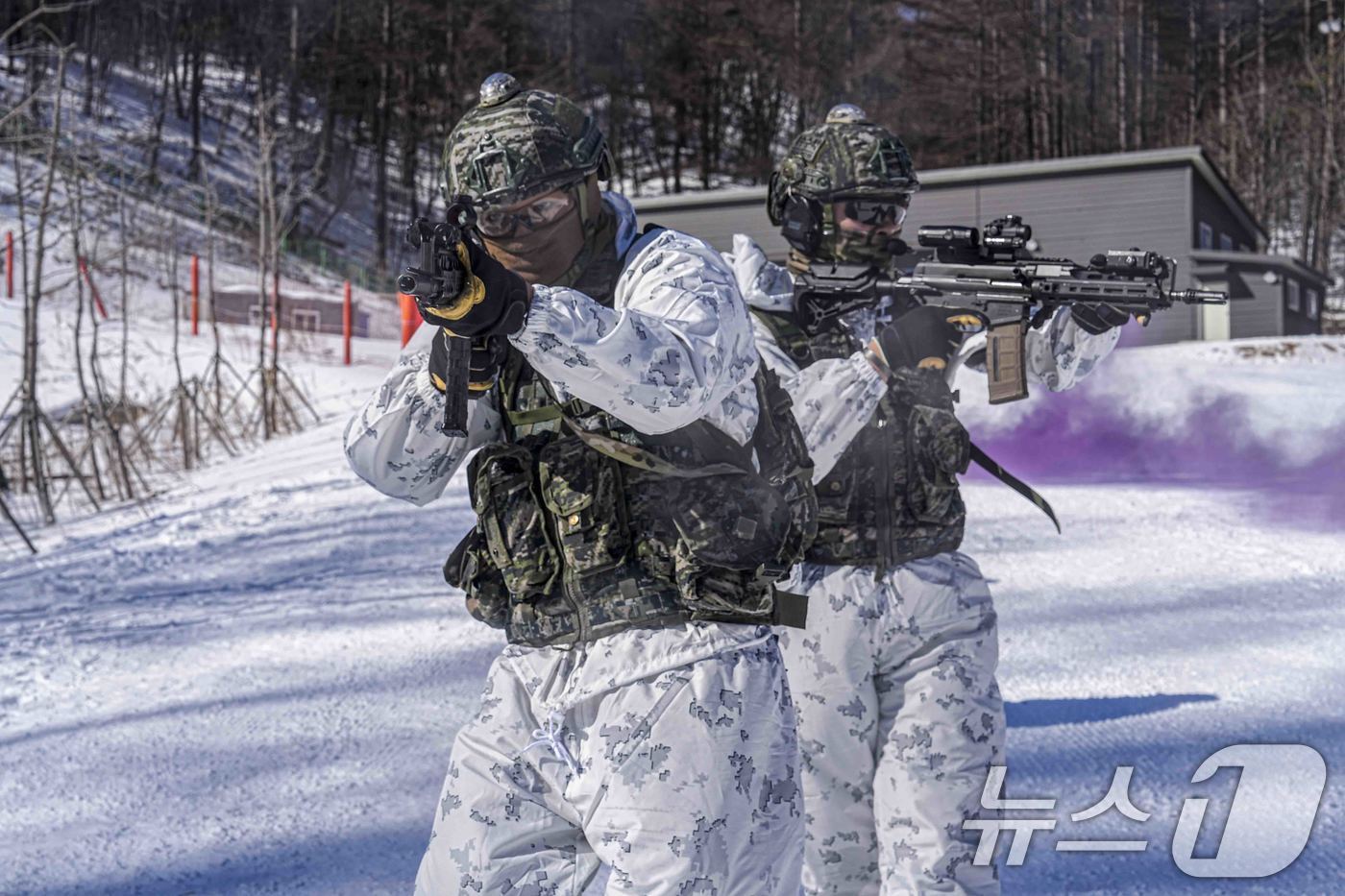 본문 이미지 - 해병대사령부는 해병대 특수수색대대와 1·2사단 수색대대가 지난 4일부터 오는 28일까지 평창 산악종합훈련장과 황병산 일대에서 실시된  '2025년 동계 설한지 훈련'에서 수색대원들이 적진을 정찰하고 있다.(해병대사령부 제공. 재판매 및 DB 금지) 2025.2.12/뉴스1