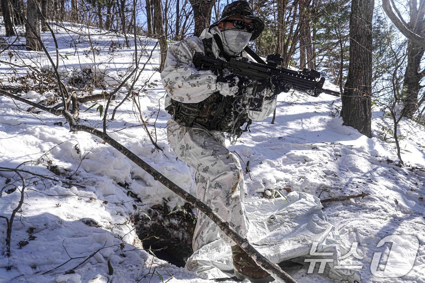 본문 이미지 - 해병대사령부는 해병대 특수수색대대와 1·2사단 수색대대가 지난 4일부터 오는 28일까지 평창 산악종합훈련장과 황병산 일대에서 실시된  '2025년 동계 설한지 훈련'을 실시하고 있다. (해병대사령부 제공. 재판매 및 DB 금지) 2025.2.12/뉴스1