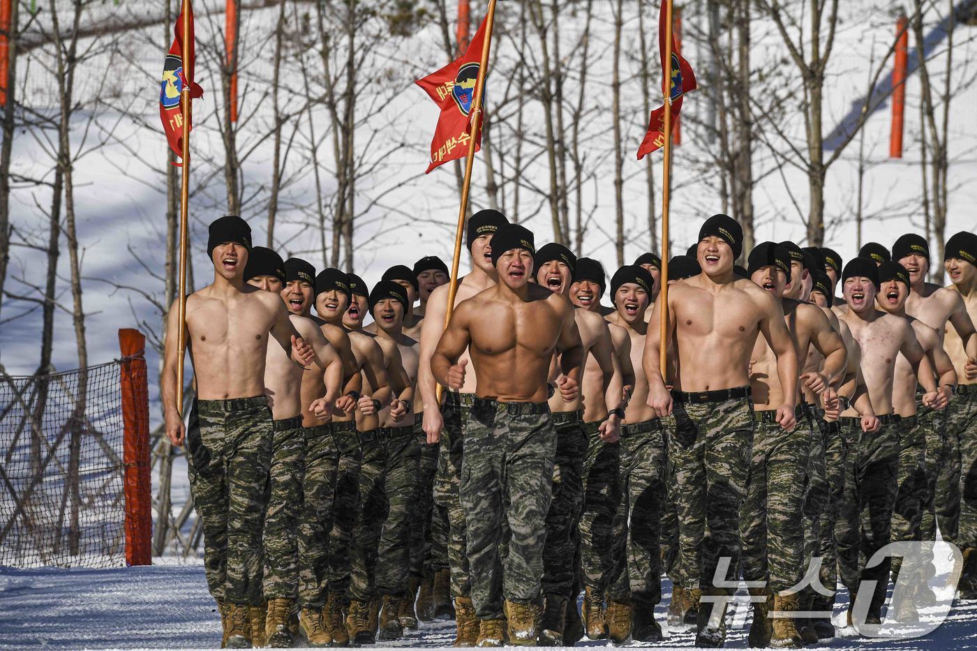 본문 이미지 - 해병대사령부는 해병대 특수수색대대와 1·2사단 수색대대가 지난 4일부터 오는 28일까지 평창 산악종합훈련장과 황병산 일대에서 실시된  '2025년 동계 설한지 훈련'에서 구보를 하고 있다. (해병대사령부 제공. 재판매 및 DB 금지) 2025.2.12/뉴스1