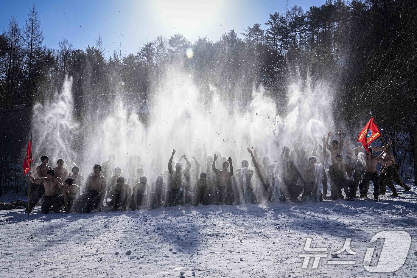 본문 이미지 - 해병대사령부는 해병대 특수수색대대와 1·2사단 수색대대가 지난 4일부터 오는 28일까지 평창 산악종합훈련장과 황병산 일대에서 실시된  '2025년 동계 설한지 훈련'에서 파이팅 하고 있다. (해병대사령부 제공. 재판매 및 DB 금지) 2025.2.12/뉴스1