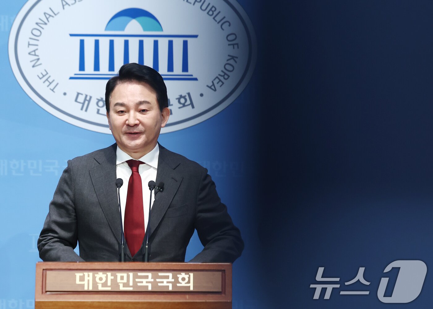 본문 이미지 - 원희룡 전 국토교통부 장관이 12일 오전 서울 여의도 국회 소통관에서 헌법재판소의 윤석열 대통령 탄핵심판 불공정성 및 편향성 문제 관련 기자회견을 하고 있다. 2025.2.12/뉴스1 ⓒ News1 김민지 기자