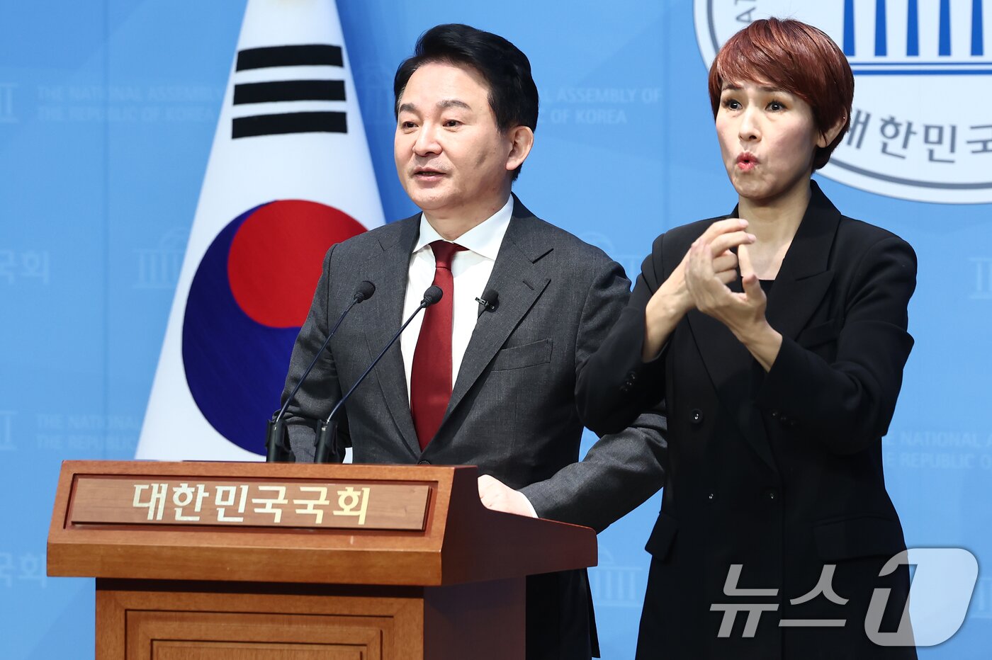 본문 이미지 - 원희룡 전 국토교통부 장관이 12일 오전 서울 여의도 국회 소통관에서 헌법재판소의 윤석열 대통령 탄핵심판 불공정성 및 편향성 문제 관련 기자회견을 하고 있다. 2025.2.12/뉴스1 ⓒ News1 김민지 기자
