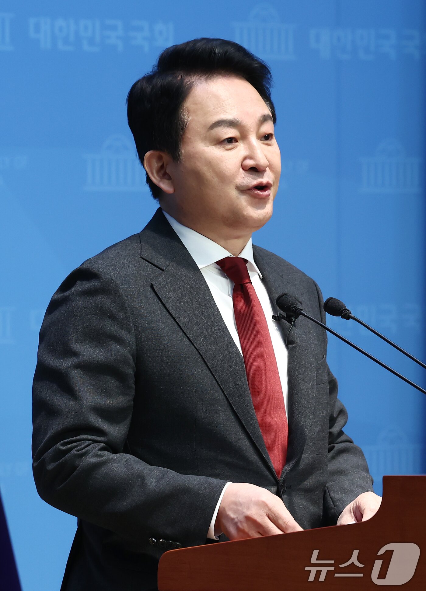 본문 이미지 - 원희룡 전 국토교통부 장관이 12일 오전 서울 여의도 국회 소통관에서 헌법재판소의 윤석열 대통령 탄핵심판 불공정성 및 편향성 문제 관련 기자회견을 하고 있다. 2025.2.12/뉴스1 ⓒ News1 김민지 기자