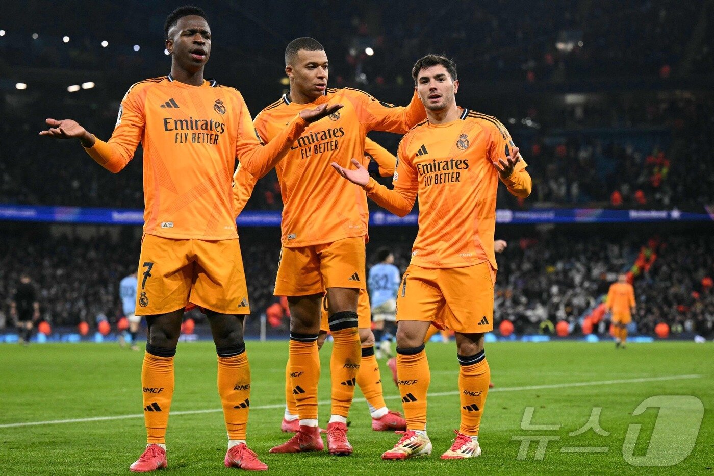 본문 이미지 - 레알 마드리드가 12일(한국시간) 열린 2024-25 UEFA 챔피언스리그 녹아웃 페이즈 플레이오프 1차전에서 맨체스터 시티를 3-2로 이기며 16강 진출 전망을 밝혔다. ⓒ AFP=뉴스1