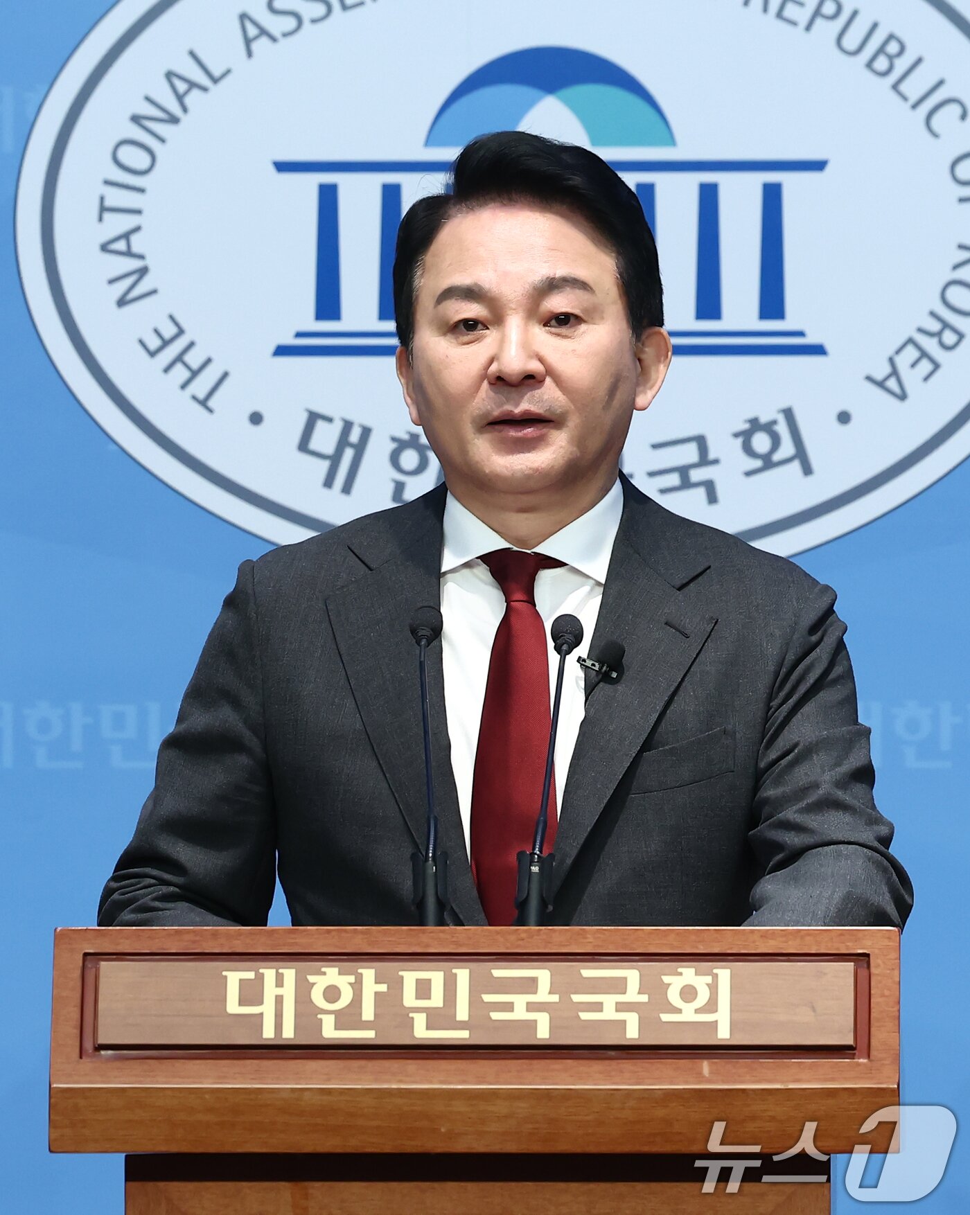 본문 이미지 - 원희룡 전 국토교통부 장관이 12일 오전 서울 여의도 국회 소통관에서 헌법재판소의 윤석열 대통령 탄핵심판 불공정성 및 편향성 문제 관련 기자회견을 하고 있다. 2025.2.12/뉴스1 ⓒ News1 김민지 기자