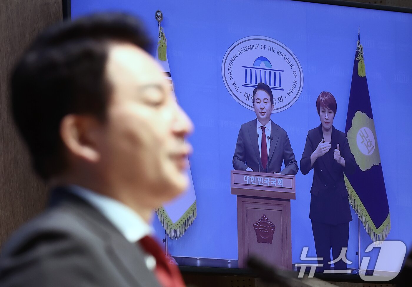 본문 이미지 - 원희룡 전 국토교통부 장관이 12일 오전 서울 여의도 국회 소통관에서 헌법재판소의 윤석열 대통령 탄핵심판 불공정성 및 편향성 문제 관련 기자회견을 하고 있다. 2025.2.12/뉴스1 ⓒ News1 김민지 기자