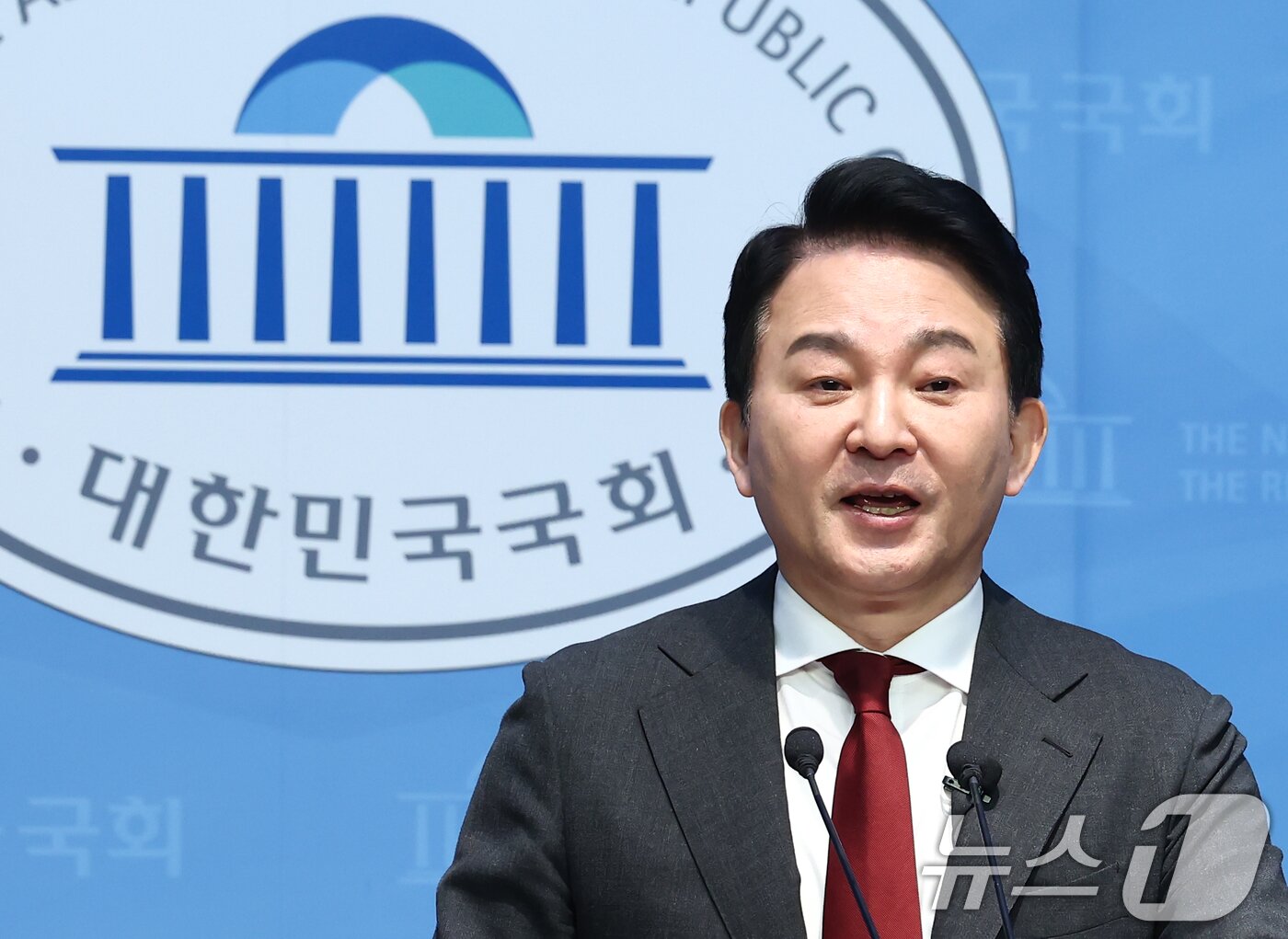 본문 이미지 - 원희룡 전 국토교통부 장관이 12일 오전 서울 여의도 국회 소통관에서 헌법재판소의 윤석열 대통령 탄핵심판 불공정성 및 편향성 문제 관련 기자회견을 하고 있다. 2025.2.12/뉴스1 ⓒ News1 김민지 기자
