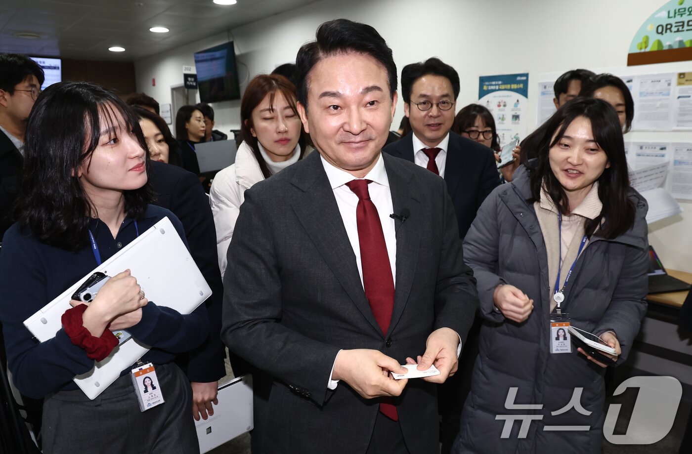 본문 이미지 - 원희룡 전 국토교통부 장관이 지난해 2월 12일 오전 서울 여의도 국회 소통관에서 기자회견을 마치고 이동하고 있다. 2025.2.12 ⓒ 뉴스1 김민지 기자