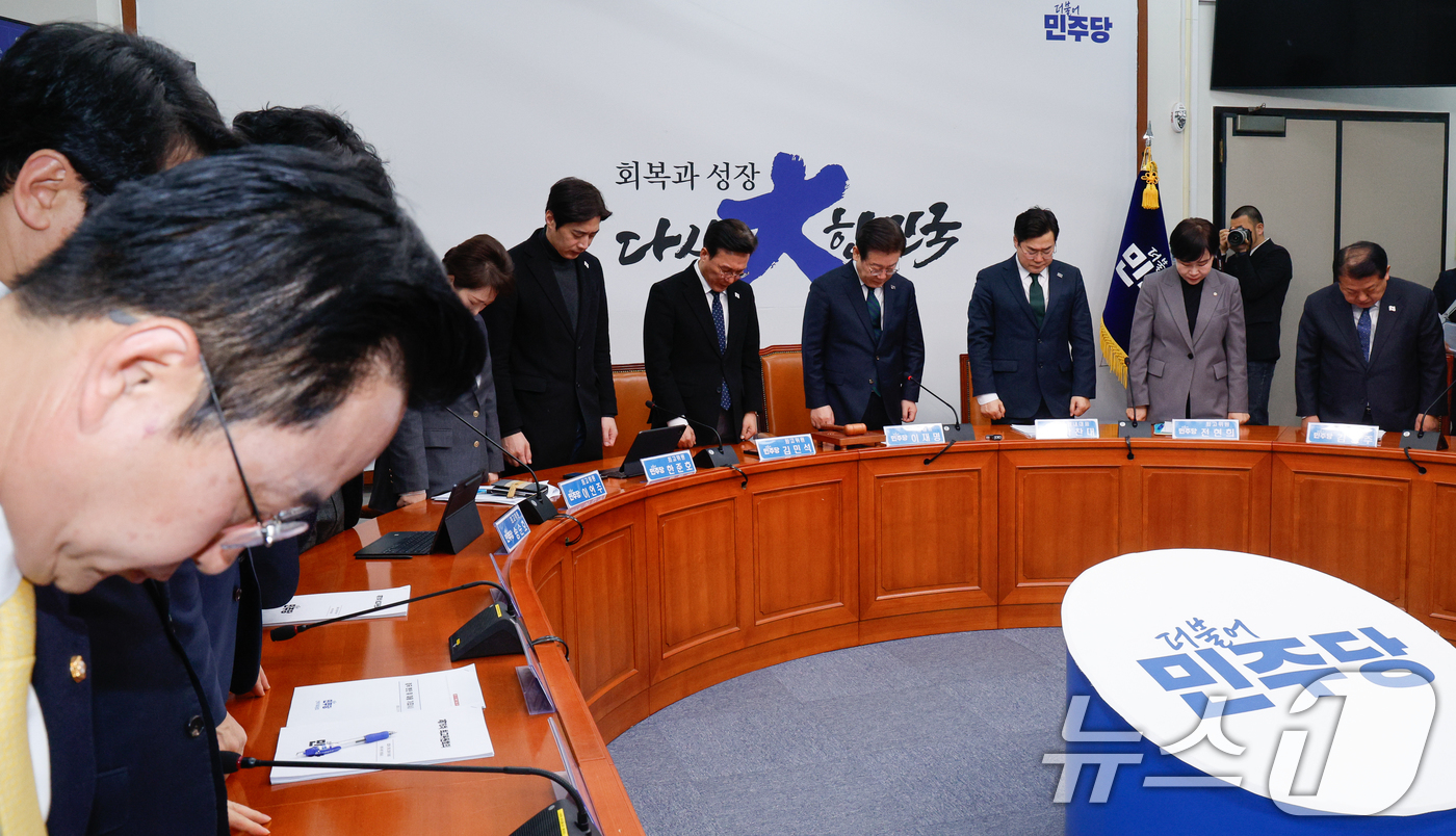 (서울=뉴스1) 안은나 기자 = 이재명 더불어민주당 대표와 박찬대 원내대표, 최고위원들이 12일 서울 여의도 국회에서 최고위원회의에 앞서 학교 교사에 의해 목숨을 잃은 김하늘(8) …