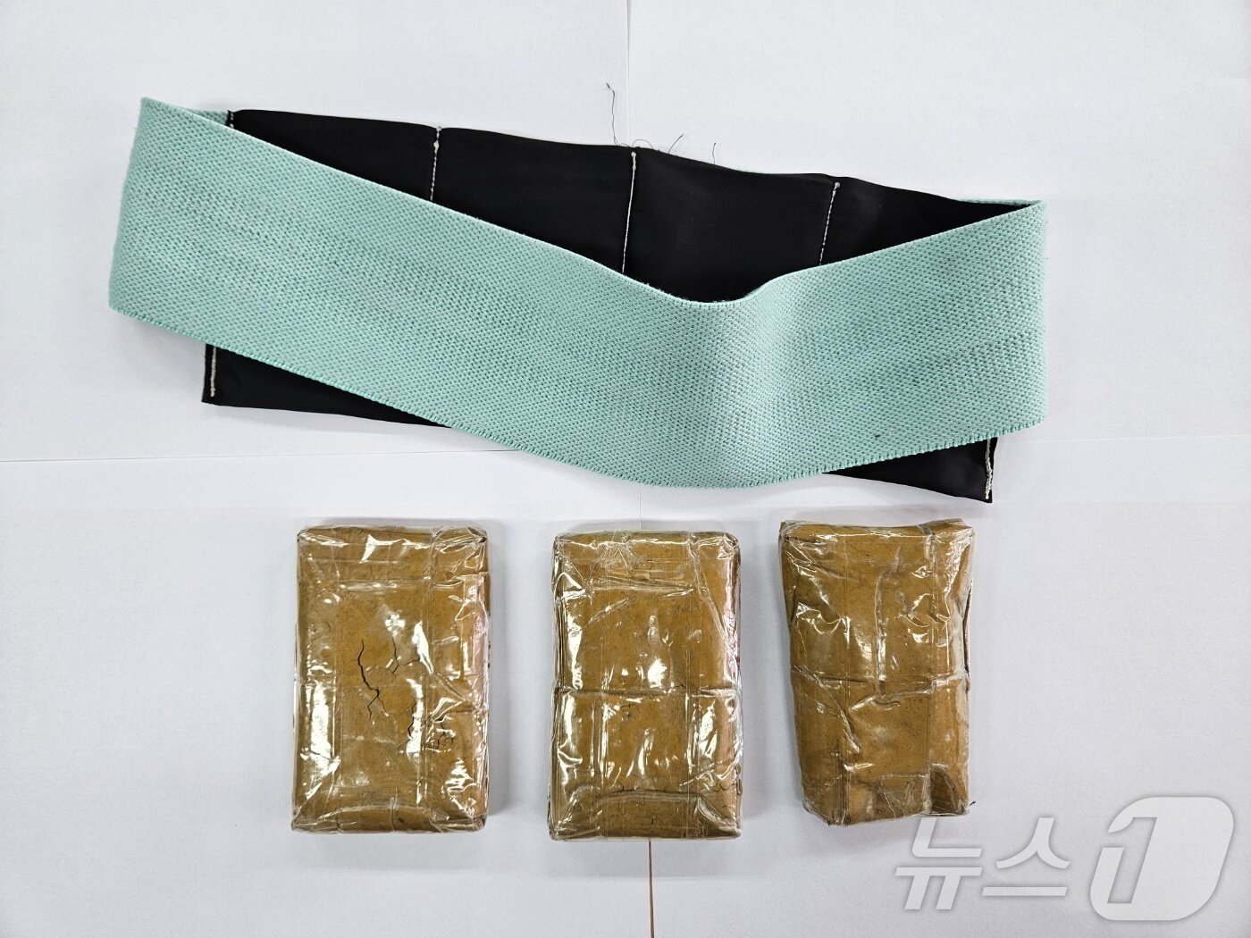본문 이미지 - 금괴벨트 압수물 (사진=경기북부경찰청)