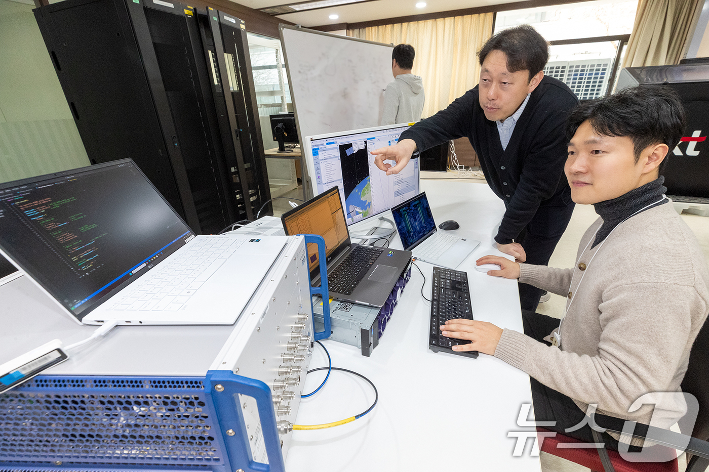 (서울=뉴스1) = KT는 지상에 구축된 기지국 대신 위성을 활용해 전송효율을 높이는 5G NTN(비지상망) 통신 기술 시연에 성공했다고 12일 밝혔다. 이번 기술 확보는 로데슈바 …