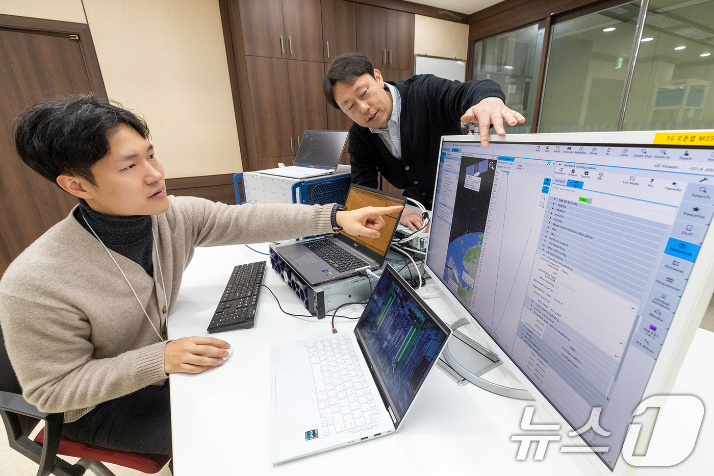(서울=뉴스1) = KT는 지상에 구축된 기지국 대신 위성을 활용해 전송효율을 높이는 5G NTN(비지상망) 통신 기술 시연에 성공했다고 12일 밝혔다. 이번 기술 확보는 로데슈바 …