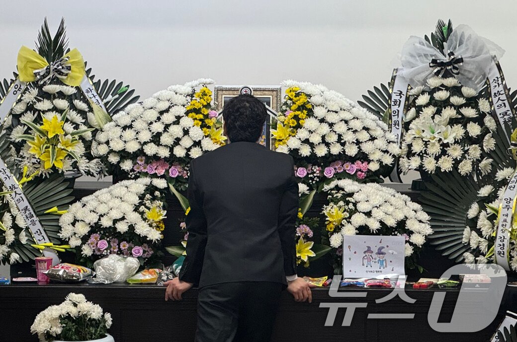 본문 이미지 - 12일 대전 서구 한 초등학교에서 40대 교사에게 살해된 김하늘양의 아버지가 건양대병원 장례식장에 마련된 빈소에서 하늘양의 영정사진을 바라보고 있다. 2025.2.12/뉴스1 ⓒ News1 양상인 기자
