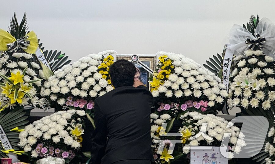 본문 이미지 - 12일 대전 서구 한 초등학교에서 40대 교사에게 살해된 김하늘양의 아버지가 건양대병원 장례식장에 마련된 빈소에서 하늘양의 영정사진을 어루만지고 있다. 2025.2.12/뉴스1 ⓒ News1 양상인 기자