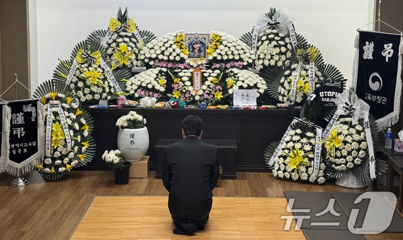 본문 이미지 - 12일 대전 서구 한 초등학교에서 40대 교사에게 살해된 김하늘양의 아버지가 건양대병원 장례식장에 마련된 빈소에서 하늘양의 영정사진을 바라보고 있다. 2025.2.12/뉴스1 ⓒ News1 양상인 기자