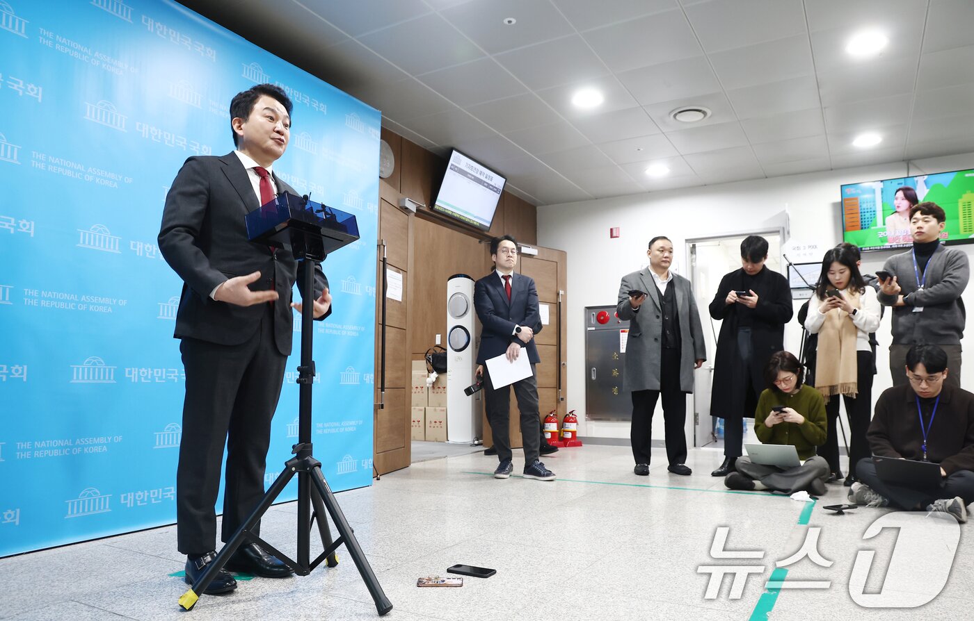 본문 이미지 - 원희룡 전 국토교통부 장관이 12일 오전 서울 여의도 국회 소통관에서 헌법재판소의 윤석열 대통령 탄핵심판 불공정성 및 편향성 문제 관련 기자회견을 마치고 취재진 질의에 답변하고 있다. 2025.2.12/뉴스1 ⓒ News1 김민지 기자