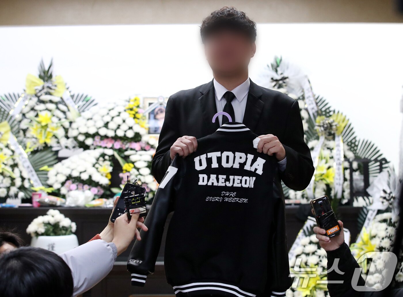 본문 이미지 - 12일 대전 서구 한 초등학교에서 40대 교사에게 살해된 김하늘양의 아버지가 건양대병원 장례식장에 마련된 빈소에서 취재진과 인터뷰중 하늘이가 평소 좋하했던 프로축구팀 대전시티즌 유니폼을 들어보이고 있다. 2025.2.12/뉴스1 ⓒ News1 김기태 기자