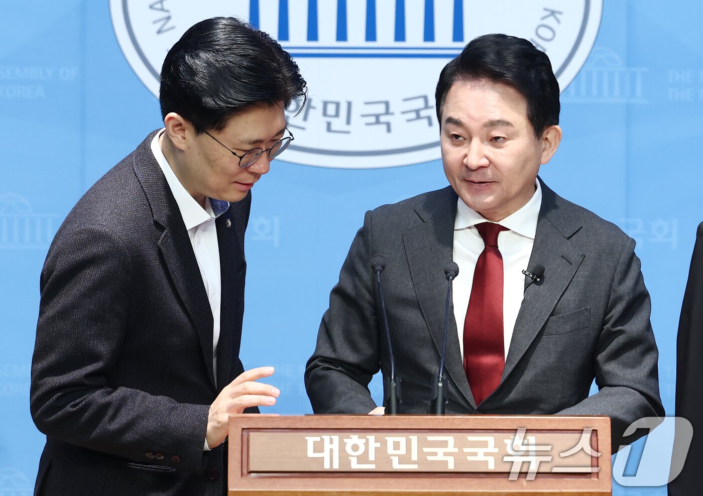 본문 이미지 - 원희룡 전 국토교통부 장관이 12일 오전 서울 여의도 국회 소통관에서 헌법재판소의 윤석열 대통령 탄핵심판 불공정성 및 편향성 문제 관련 기자회견에 앞서 조정훈 의원과 대화하고 있다. 2025.2.12/뉴스1 ⓒ News1 김민지 기자