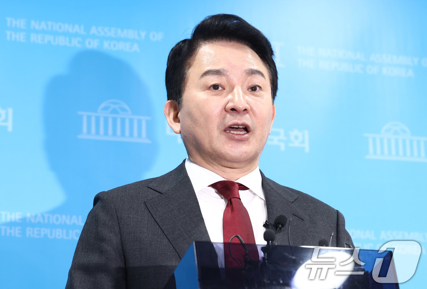 본문 이미지 - 원희룡 전 국토교통부 장관이 12일 오전 서울 여의도 국회 소통관에서 헌법재판소의 윤석열 대통령 탄핵심판 불공정성 및 편향성 문제 관련 기자회견을 마치고 취재진 질의에 답변하고 있다. 2025.2.12/뉴스1 ⓒ News1 김민지 기자