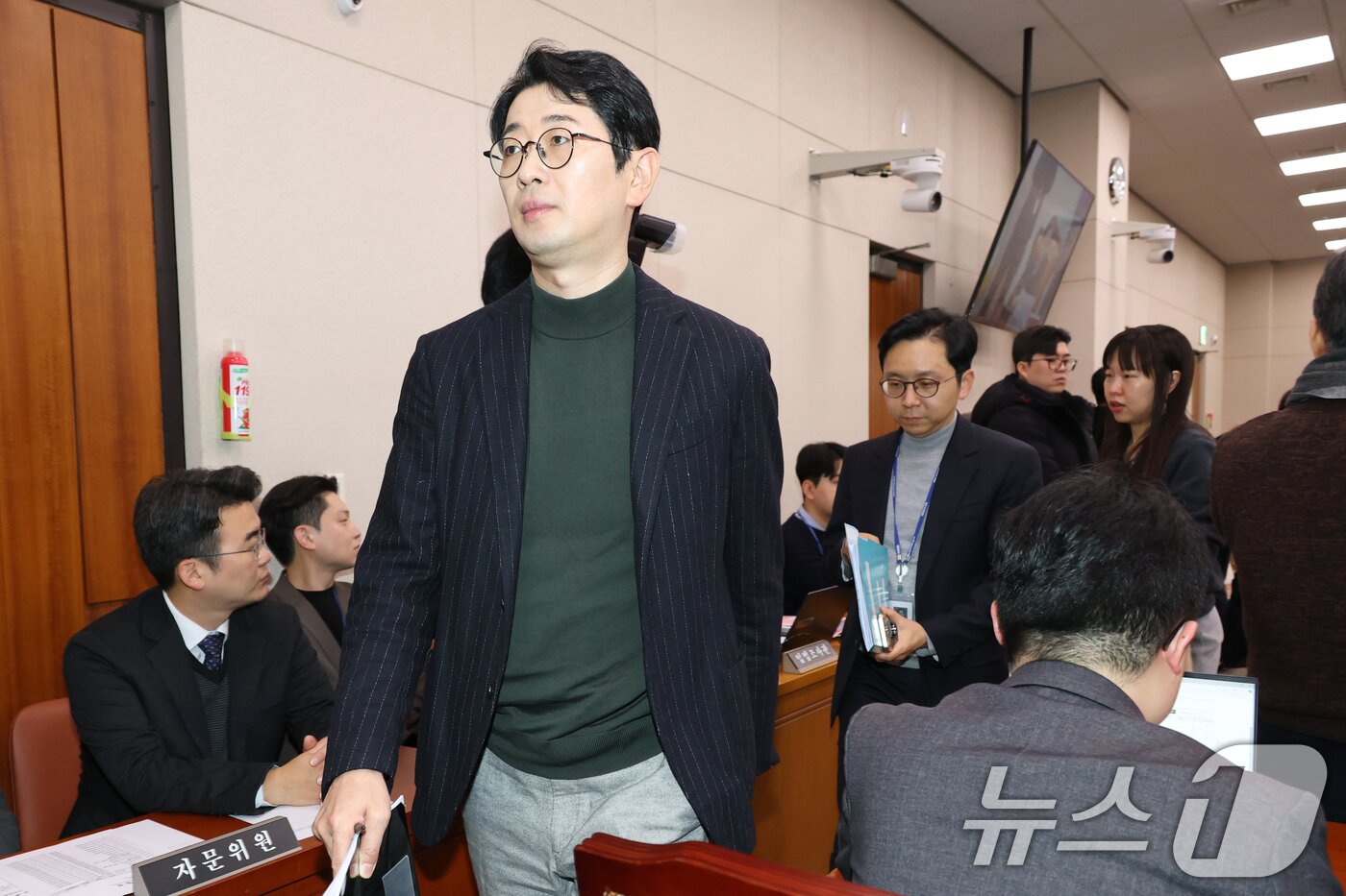 본문 이미지 - 국민의힘 의원들이 12일 오전 서울 여의도 국회에서 열린 법제사법위원회 전체회의에서 &#39;명태균 특검법&#39; 거수 표결에 항의하며 회의장을 나가고 있다. 2025.2.12/뉴스1 ⓒ News1 이광호 기자