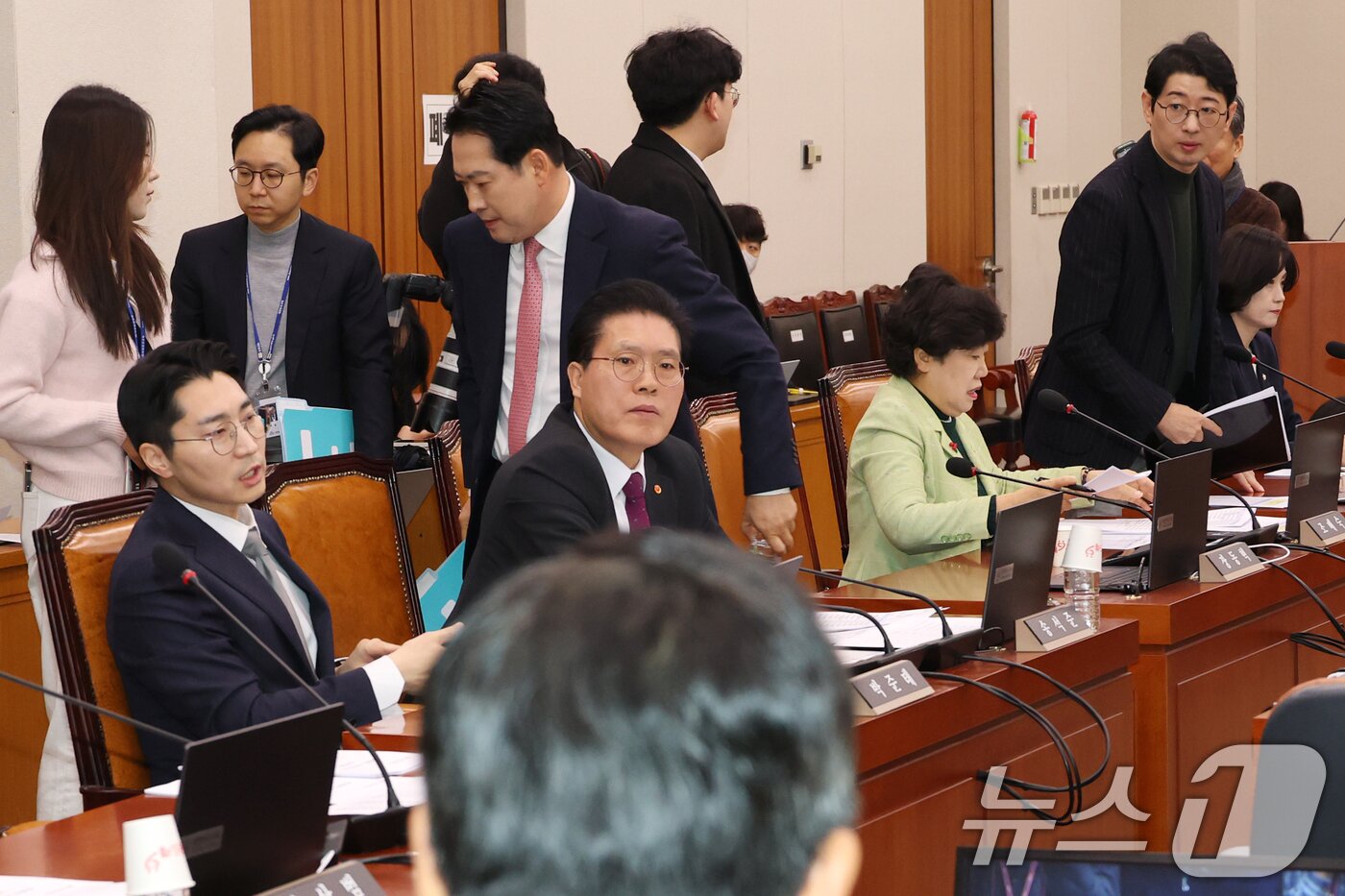 본문 이미지 - 국민의힘 의원들이 12일 오전 서울 여의도 국회에서 열린 법제사법위원회 전체회의에서 &#39;명태균 특검법&#39; 거수 표결에 항의하며 회의장을 나가고 있다. 2025.2.12/뉴스1 ⓒ News1 이광호 기자